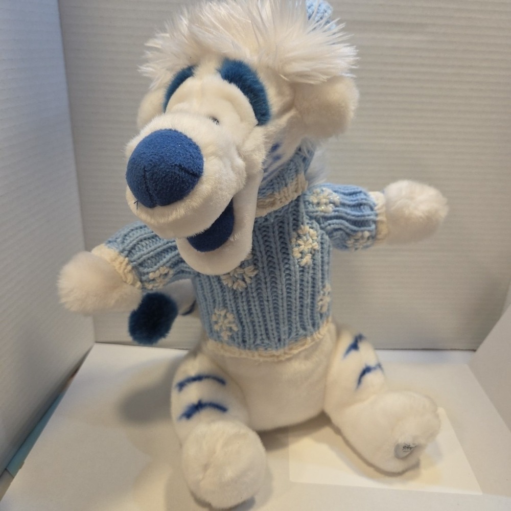 Disney Store Exclusive Winter White Tigger 14" Plush Blue‎ Sweater Snowflakes